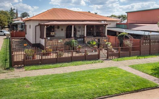 3 Bedroom House for sale in Krugersdorp West