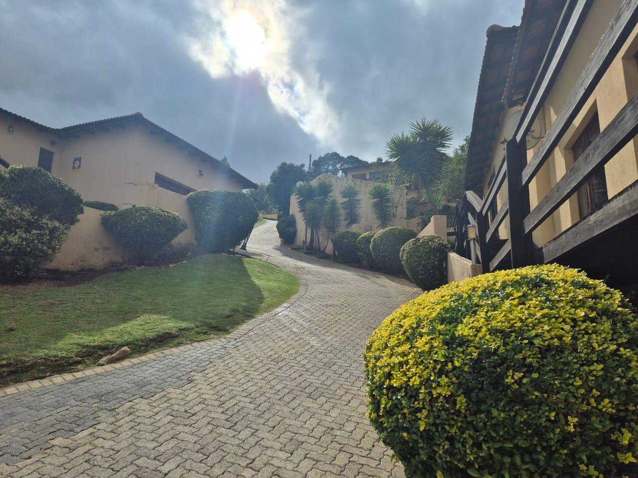 3 Bedroom Townhouse for sale in Oakdene - P24-117100276