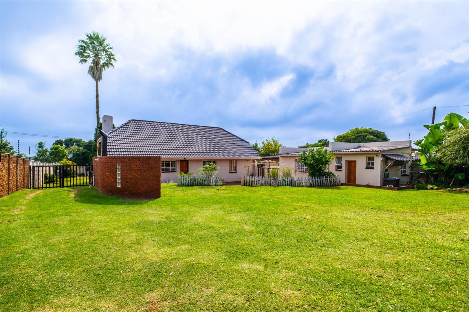 3 Bedroom House for sale in Silverfields - P24-117100737