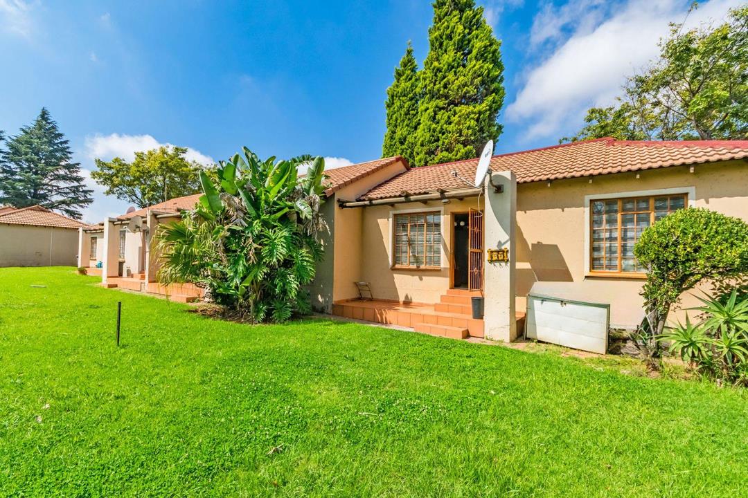 2 Bedroom Apartment / flat for sale in Roodepoort West - 37 Silver ...