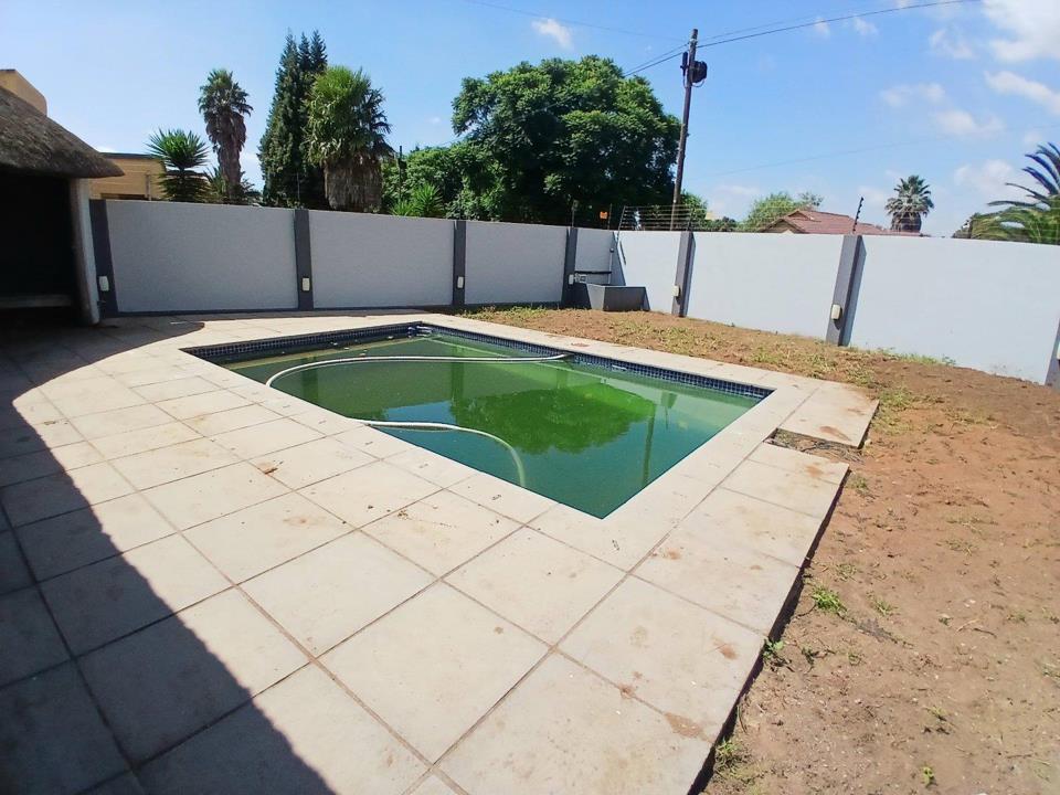 Spacious family home with pool in Eike Park, Randfontein