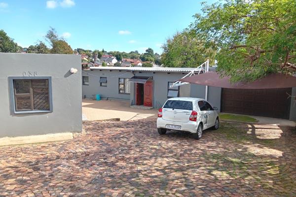 This beautifully designed 3-bedroom, 2-bathroom Mindalore, Krugersdorp home offers a ...