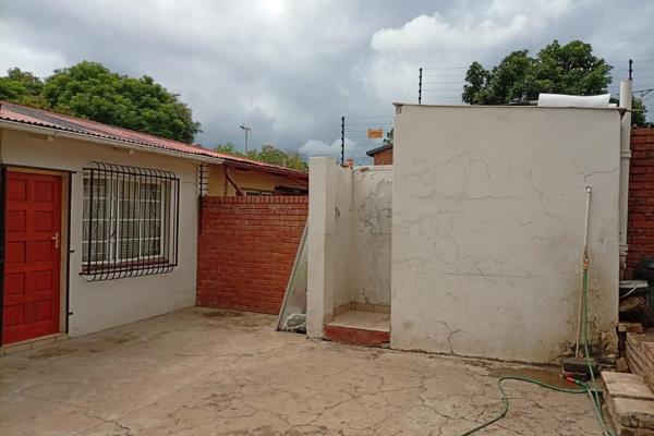 4 Bedroom house, with 5 bedrooms outside for rental!!
Perfect for investors!!!

This property can be rented out for an extra income ...