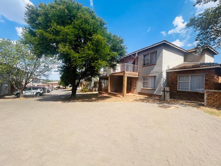 3 Bedroom Apartment / flat for sale in Roodepoort Central - P24-117106414