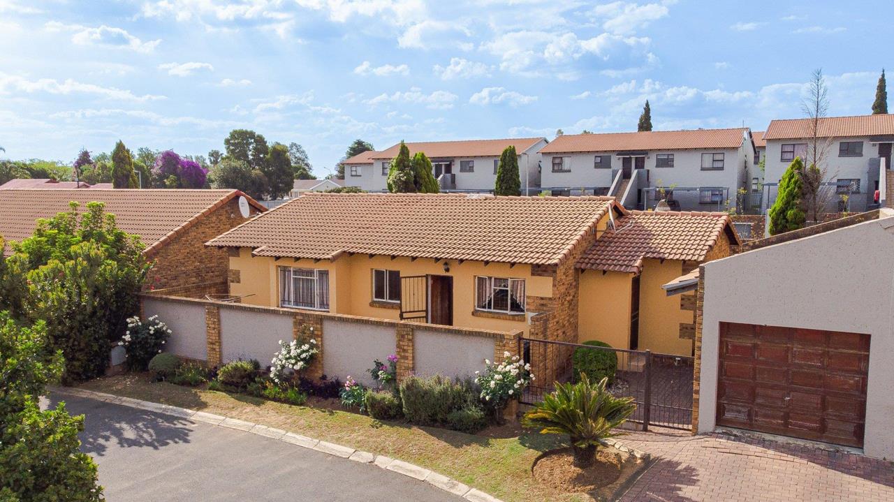 3 Bedroom Townhouse for sale in Vorna Valley - Richwood, A1 Jamie Uys Street - Midrand