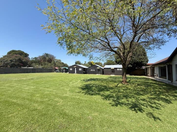 3 Bedroom House for sale in Rhodesfield - P24-117111361