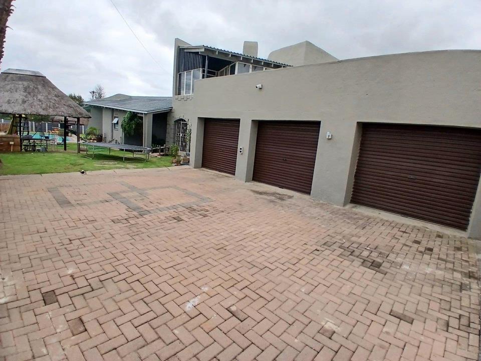 Spacious family home in Greenhills with pool and Flatlet in Greenhills, Randfontein