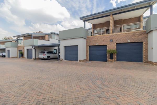 Nestled in the sought after complex in Farrarmere, this welcoming home blends comfortable family living with easy entertaining ...