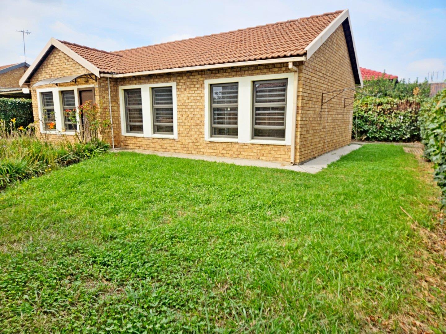 3 Bedroom House for sale in Rhodesfield - P24-117023595