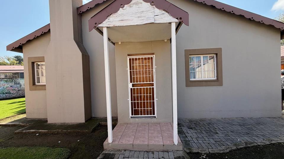 2 Bedroom Townhouse for sale in Standerton Central - P24-117115511