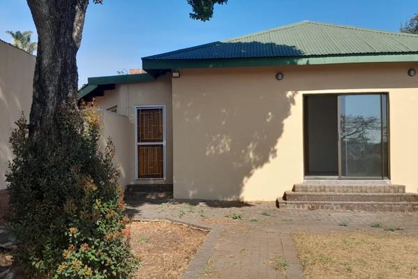 3 x Bedrooms

2 x Bathroom

1 x Lounge

1 x Kitchen

1 x Garage