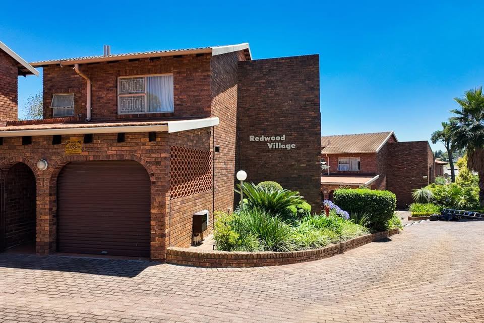 5 Bedroom Townhouse for sale in Corlett Gardens - P24-117115950