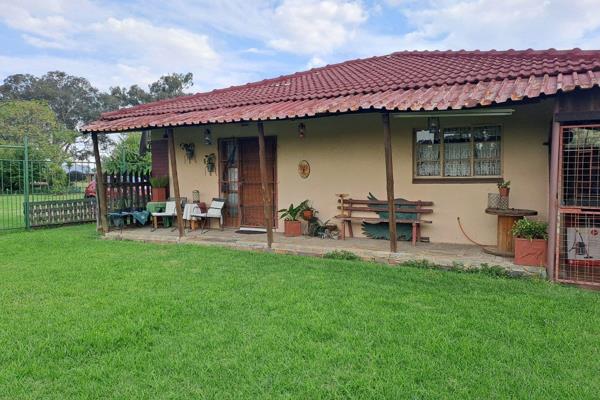 This 1-bedroom unit in a farming atmosphere offers the following: 
-	A spacious bedroom with cupboards.
-	Kitchen with gas stove and ...