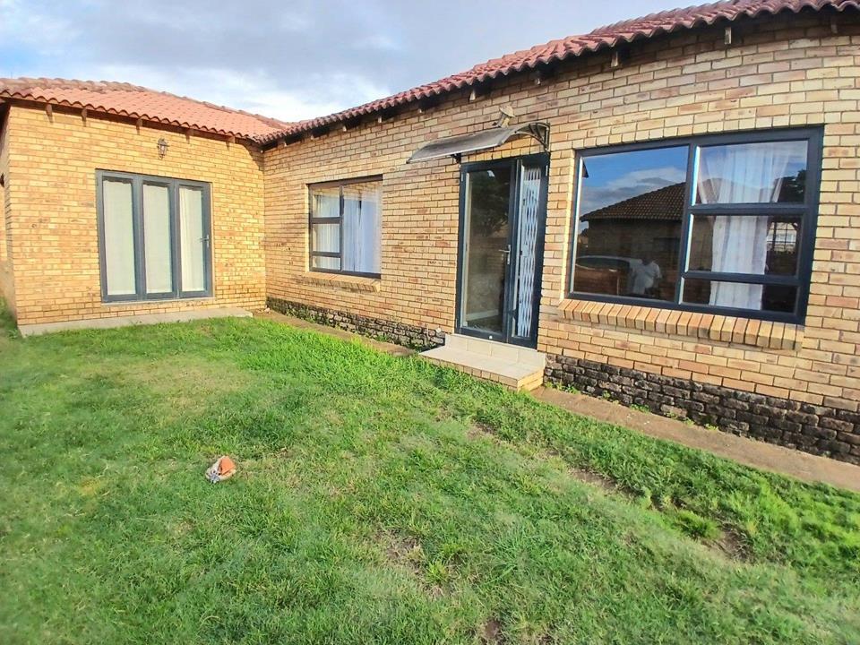 Charming Robin Park Townhouse in Randfontein in Robin Park, Randfontein