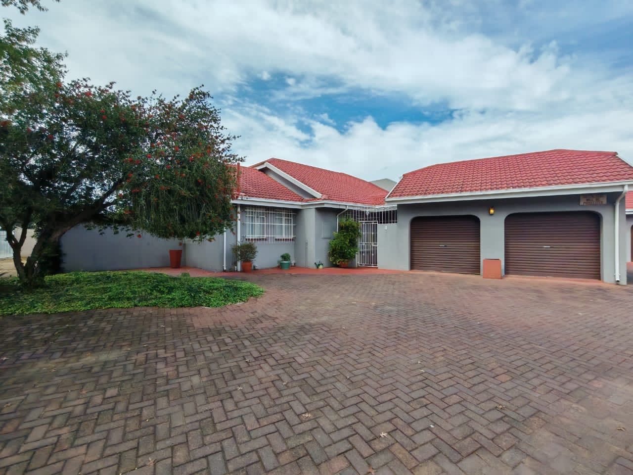 3 Bedroom Townhouse for sale in Three Rivers - P24-117122797