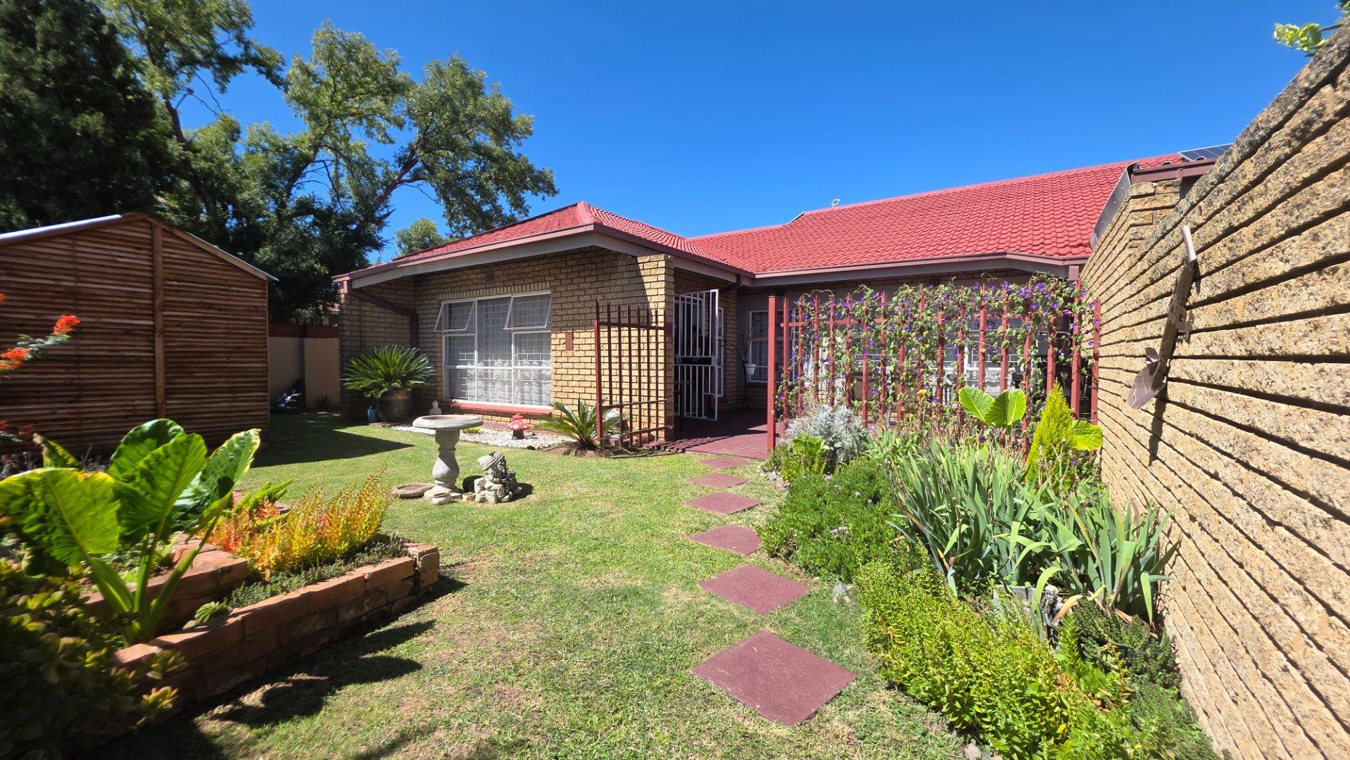 3 Bedroom Townhouse for sale in Meyerton Central - P24-117122963
