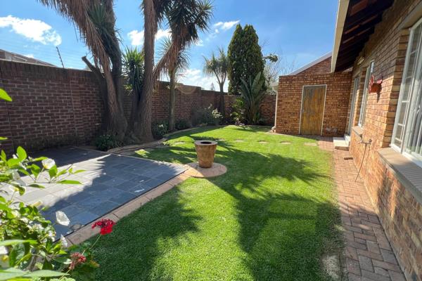 Discover this inviting 2-bedroom, 2-bathroom townhouse in the sought-after suburb of Farrarmere, Benoni. The home offers serene garden ...