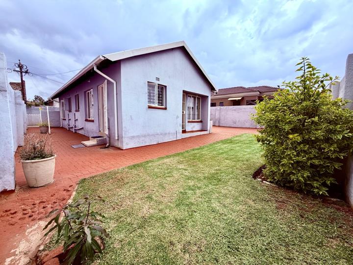 3 Bedroom House for sale in Naturena - 2 Dent Street - P24-117124843