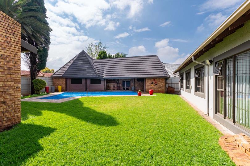 4 Bedroom House for sale in Witfield - P24-117125793