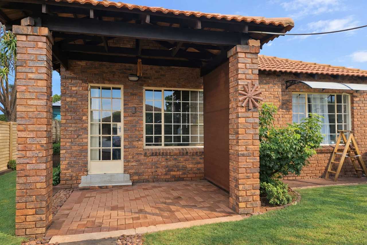 2 Bedroom Townhouse for sale in Andeon - P24-117126081