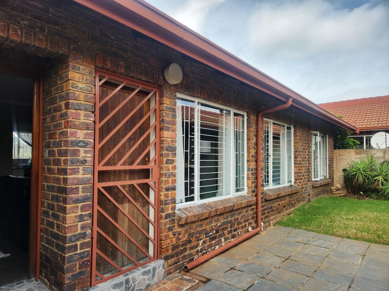 3 Bedroom Townhouse for sale in Edleen - P24-117134910