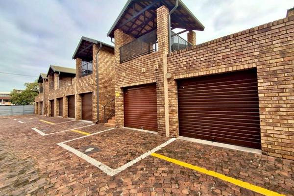 EXCLUSIVE MANDATE - Welcome to this unit located on the second storey in Magaliesberg ...
