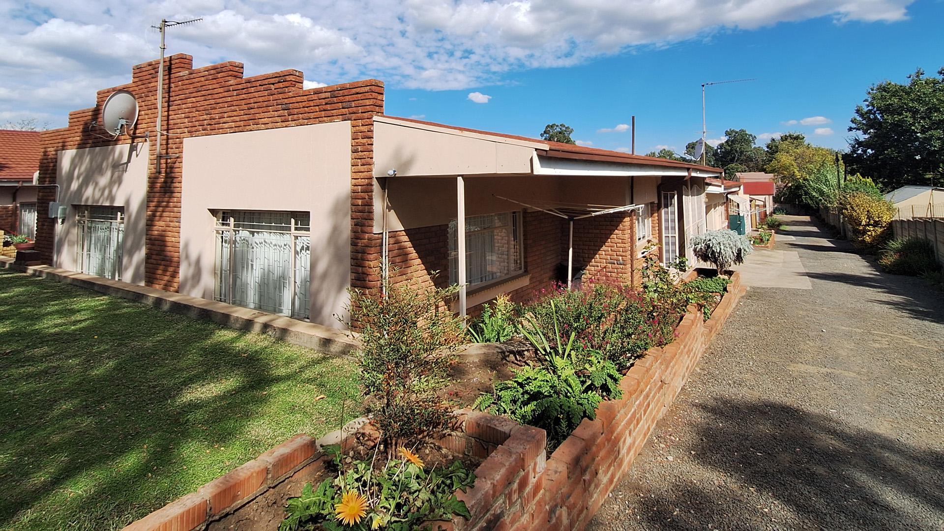 3 Bedroom Townhouse for sale in Standerton Central - P24-117132380