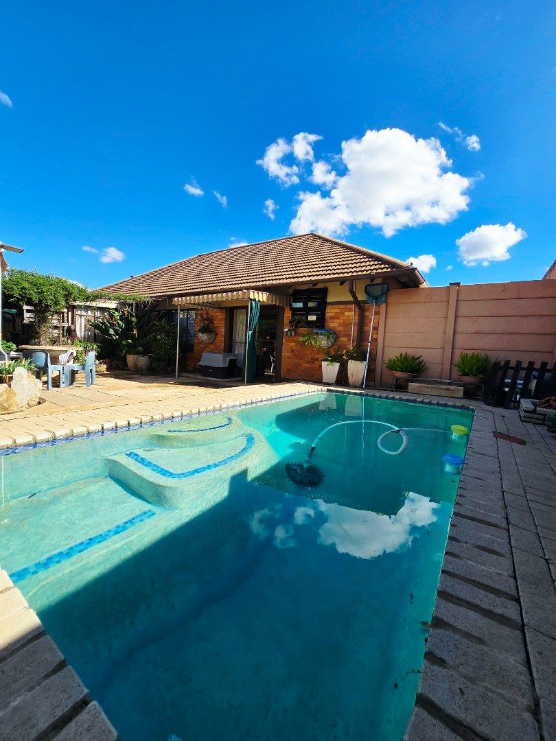 3 Bedroom House for sale in Stilfontein Ext 1 - P24-117135350