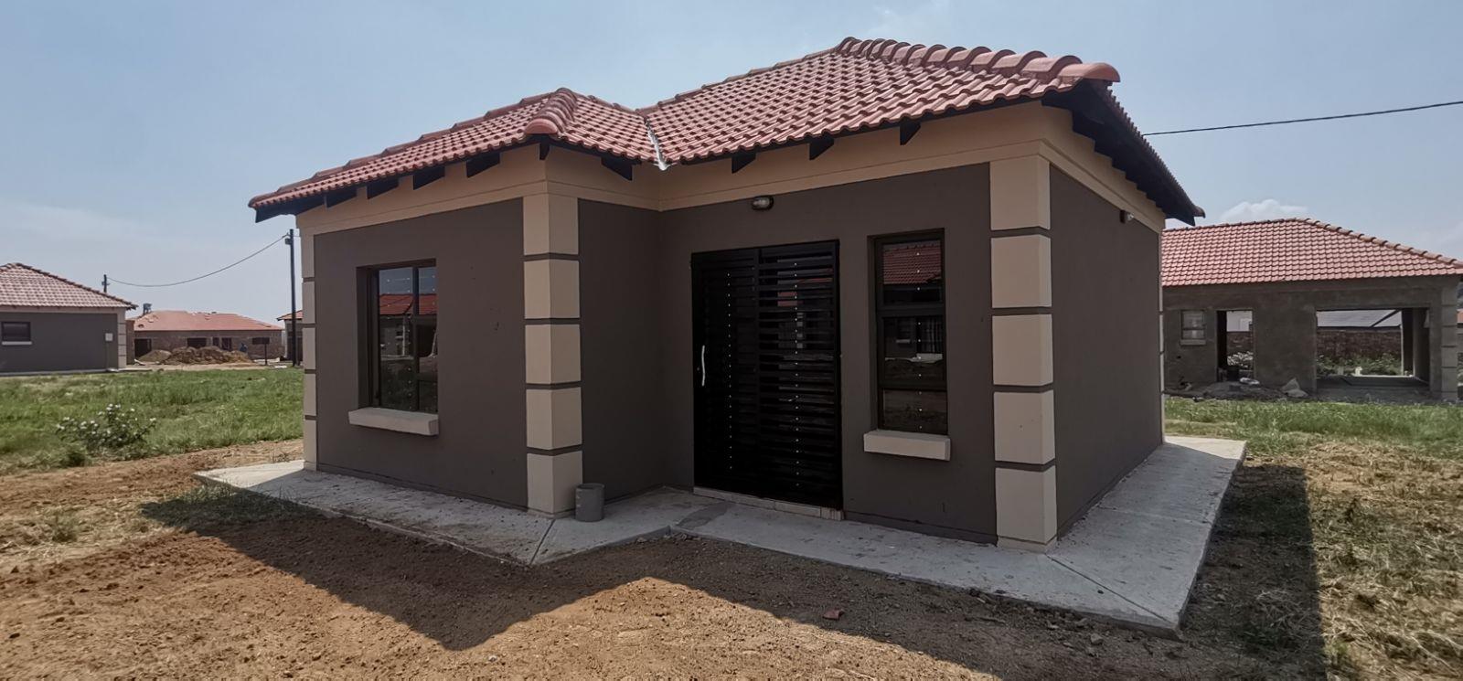 2 Bedroom House for sale in George Botha Park - P24-117140800