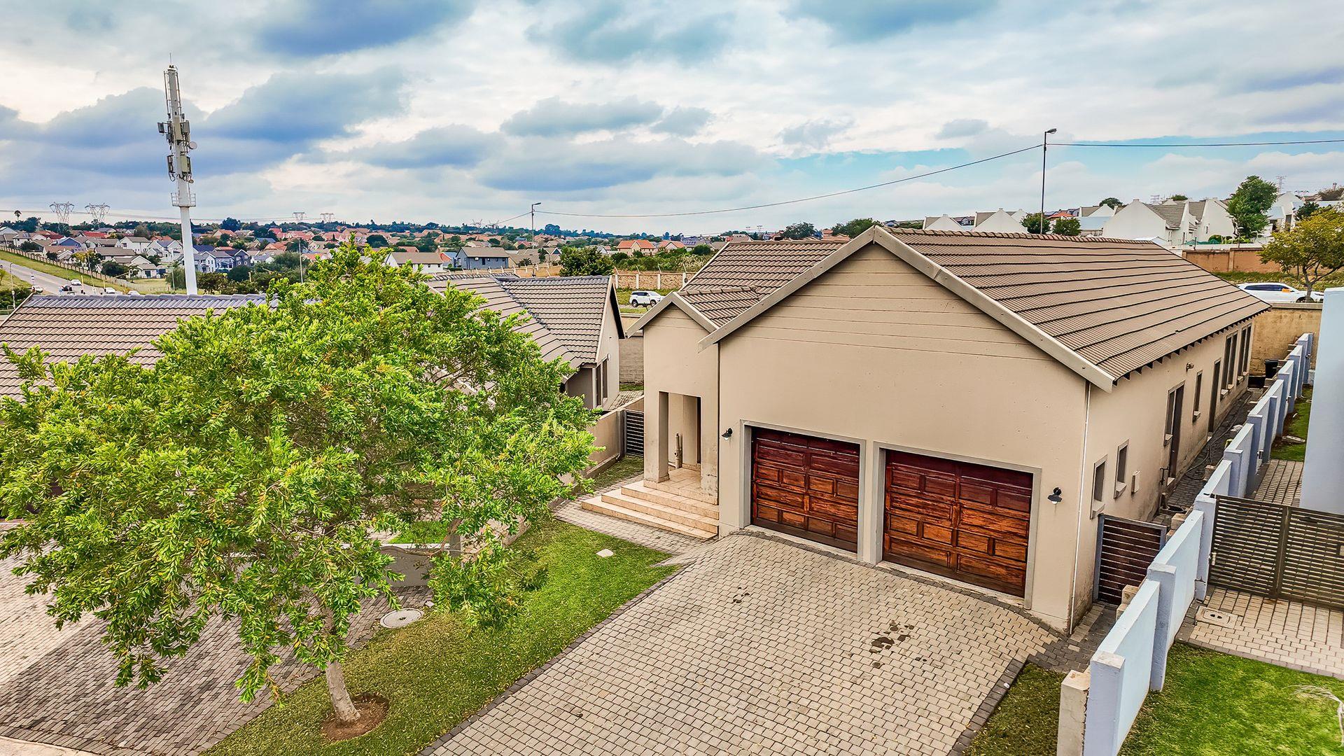 4 Bedroom House for sale in Kosmosdal - P24-117060355