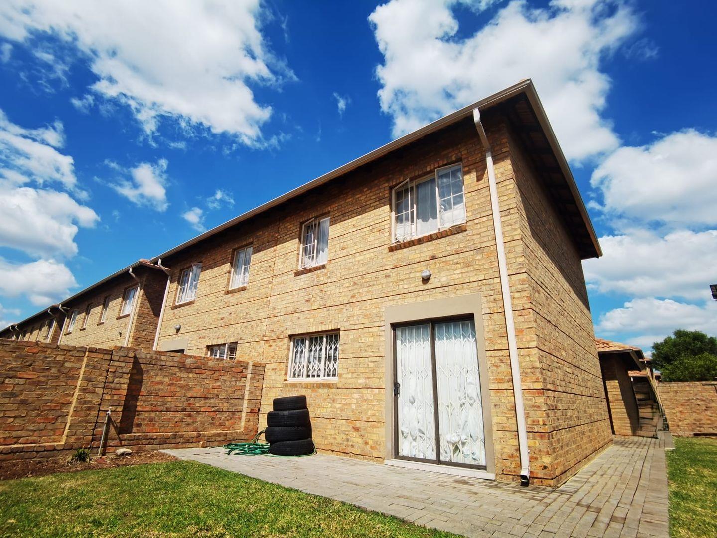 3 Bedroom Townhouse for sale in Annlin - P24-117147705