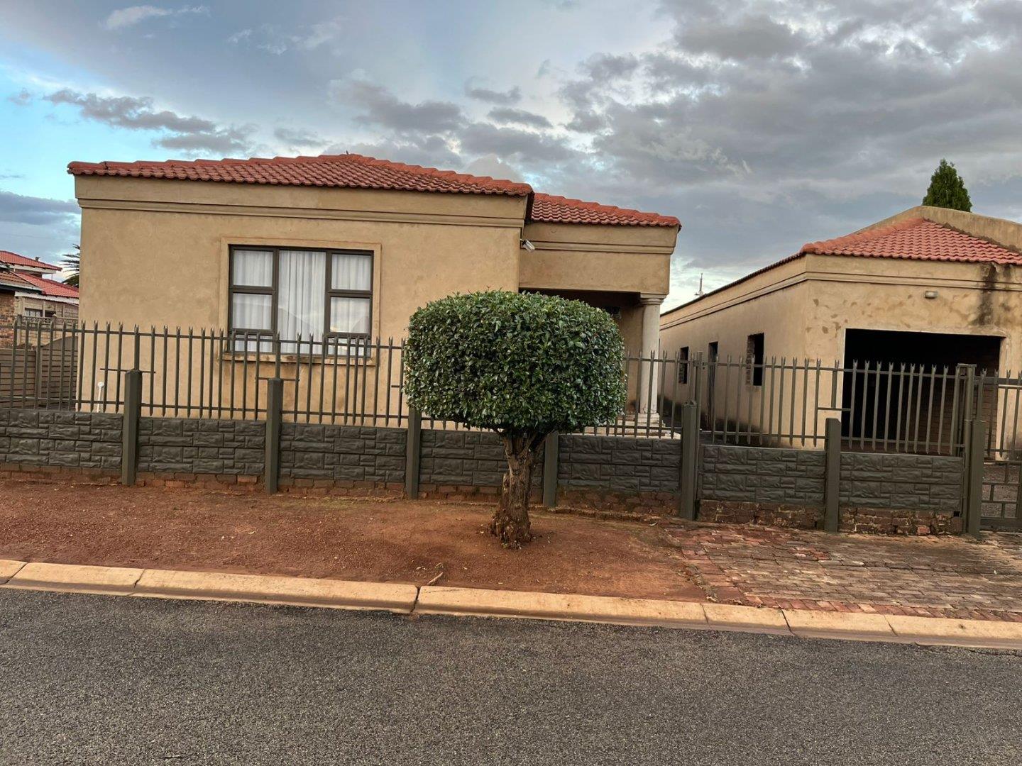 3 Bedroom House for sale in Sebokeng Zone 10 - P24-117147903