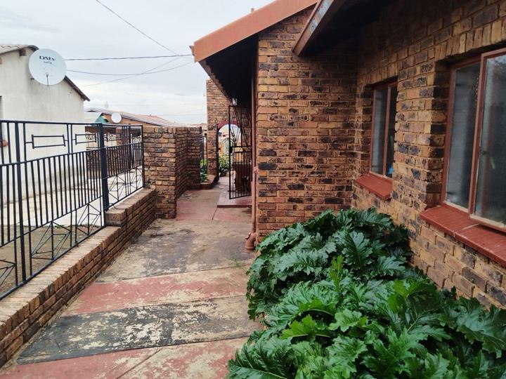 3 Bedroom House for sale in Sebokeng Zone 13 - P24-116166384