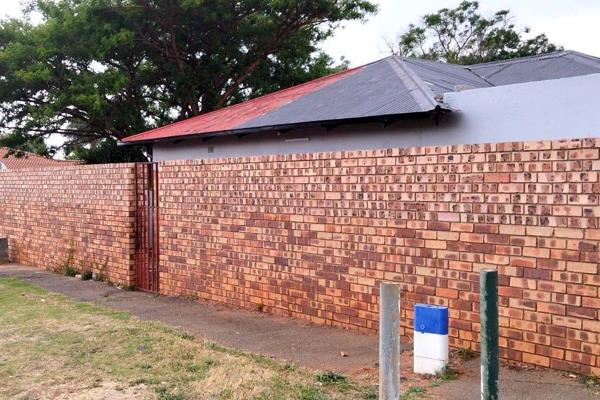 A neat room is available in a 2-bedroom cottage to share with an existing female tenant.

Cottage Features:

* 2-Bedrooms
* ...