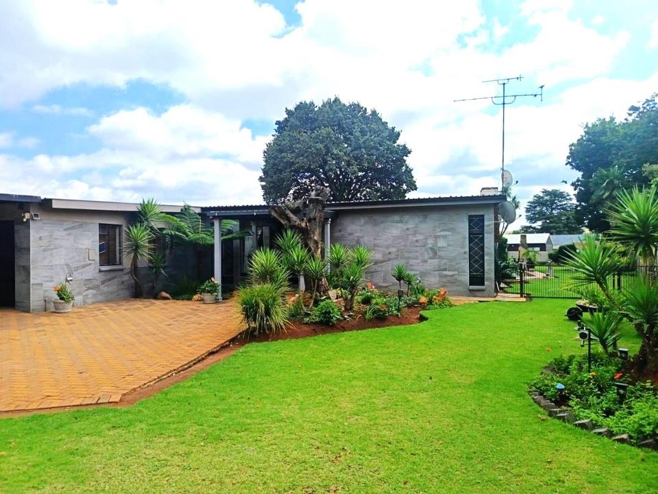 4 Bedroom House for sale in Strubenvale - P24-117150826