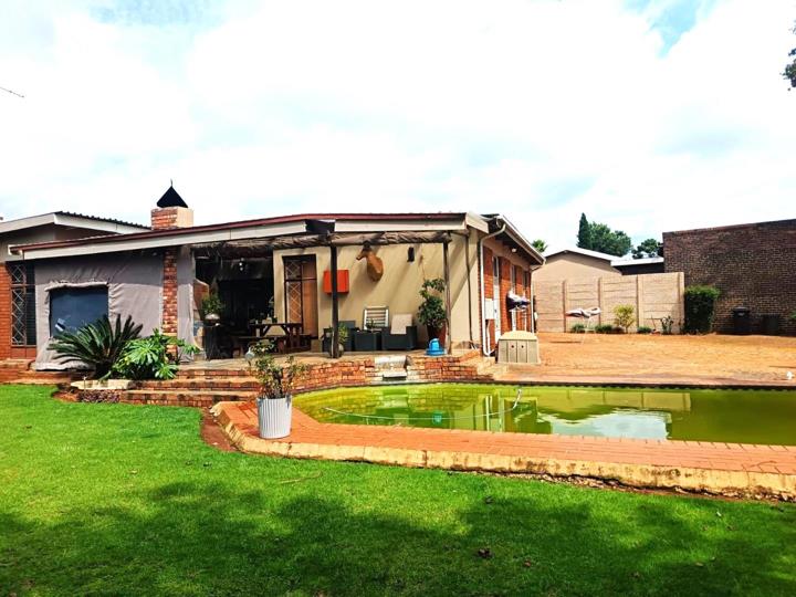 4 Bedroom House for sale in Strubenvale - P24-117150826