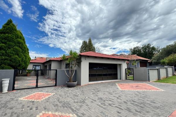 MODERN SINGLE LEVEL HOME IN BIRDWOOD ESTATE

Located in the sought-after Birdwood Estate, this exceptional home offers secure estate ...