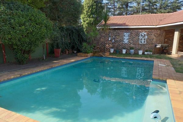 This Big home offers the following:
- Kitchen with built-in cupboards and scullery
- 3 Bedrooms with built-in cupboards
- 2 ...