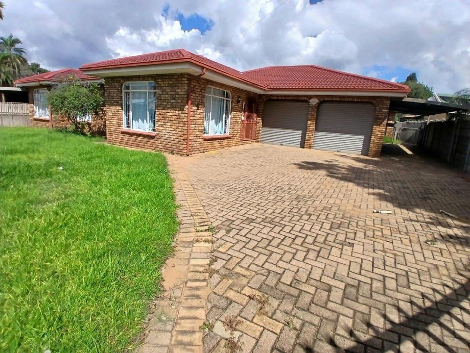 Family House in Helikon Park with Flatlet in Helikon Park, Randfontein