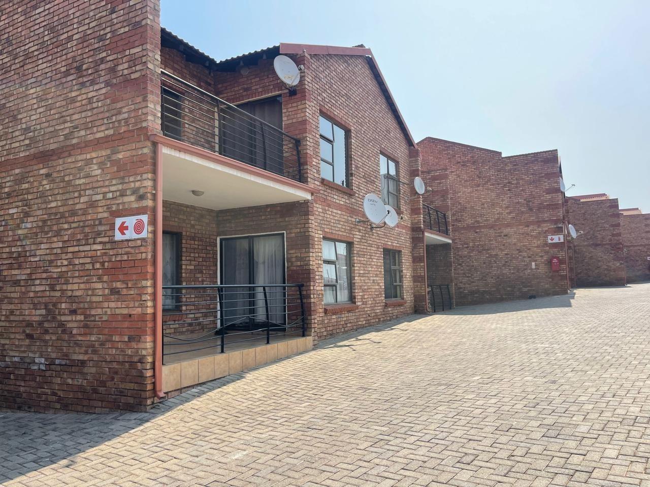 2 Bedroom Townhouse for sale in Naturena - P24-117152817