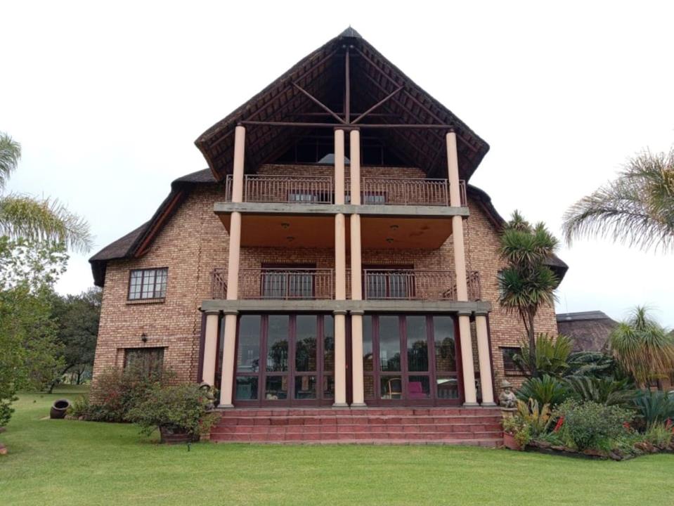 4 Bedroom House for sale in Rustenburg Rural - P24-117153276