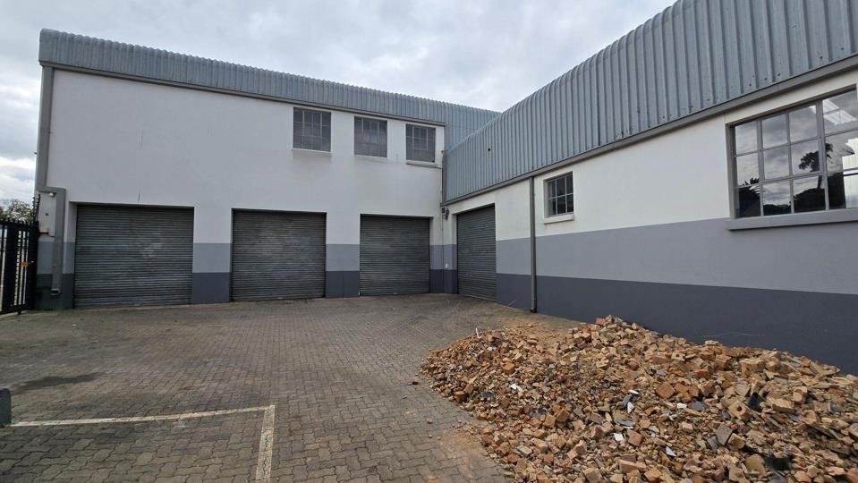 Listing number: P24-117153982, Image number: 2, Neat 800sqm industrial warehouse with main road exposure to let in Eastleigh