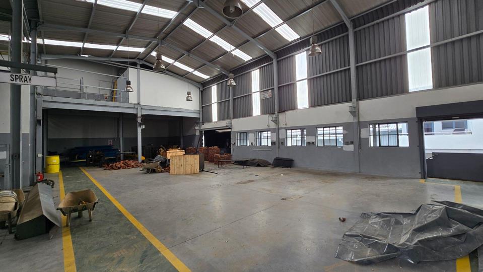 Listing number: P24-117153982, Image number: 3, Neat 800sqm industrial warehouse with main road exposure to let in Eastleigh