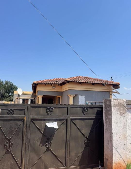 2 Bedroom House for sale in Rondebult - P24-117154618
