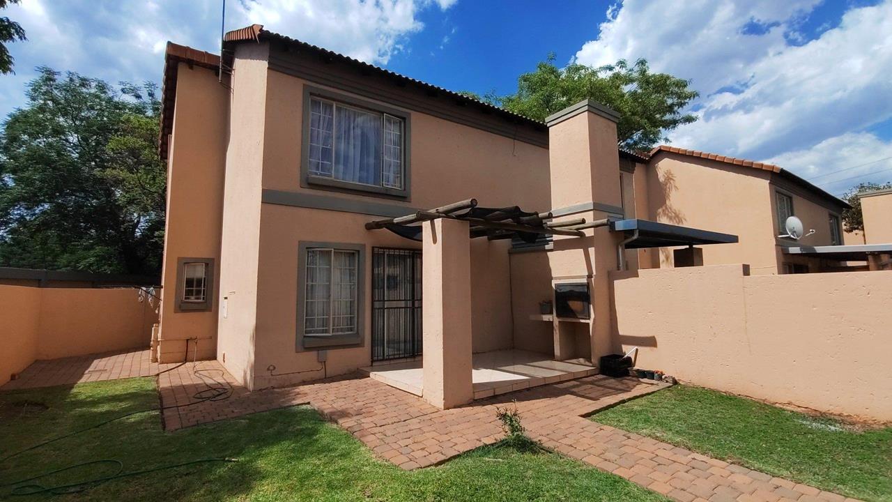 2 Bedroom Townhouse for sale in Annlin - P24-117154638