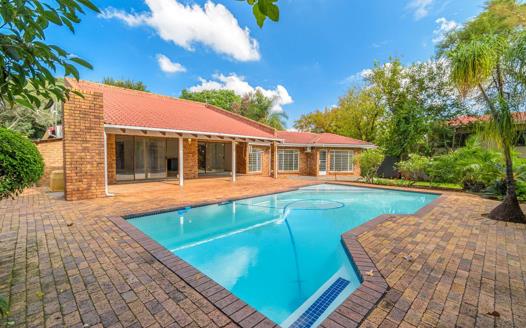 4 Bedroom House for sale in Douglasdale