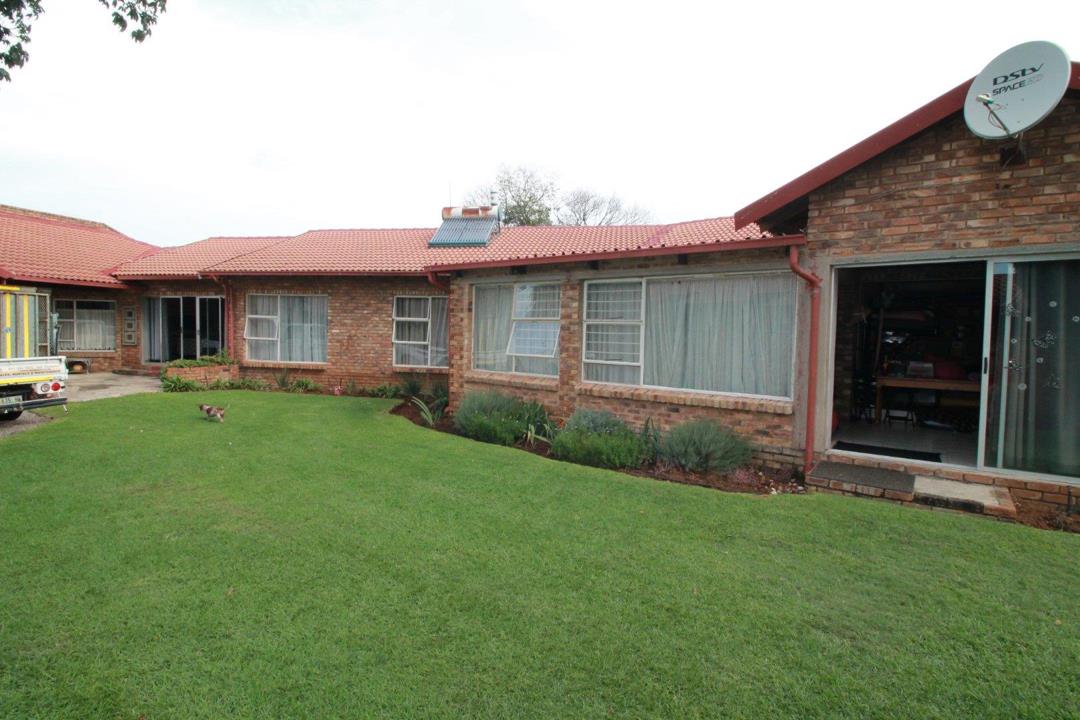 6 Bedroom House for sale in Edleen - P24-117160847