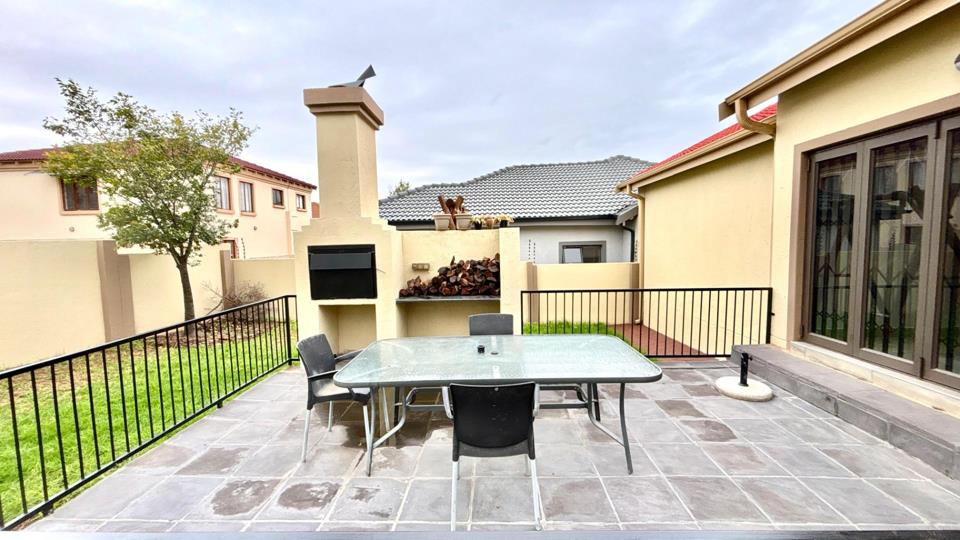 3 Bedroom Townhouse for sale in The Reeds - P24-116945205