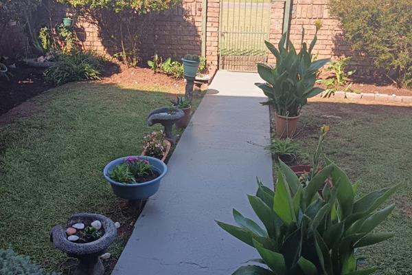 This well-maintained ground floor unit is priced to sell, as the owner is relocating to the Eastern Cape. A fantastic opportunity for ...