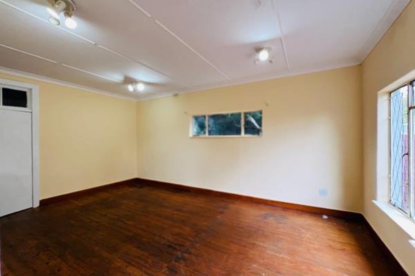 This house offers;
-Lounge
-3 bedroom with BIC
- 2 bathrooms
- Kitchen
- Under covered ...